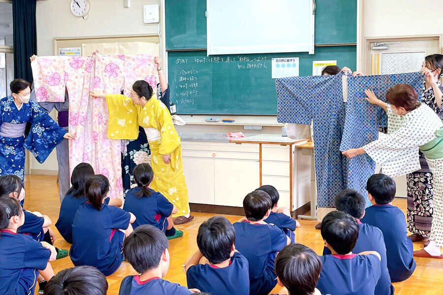 中学校の家庭科授業での浴衣着付け体験実習の様子-ゆかたの構造と名称の説明