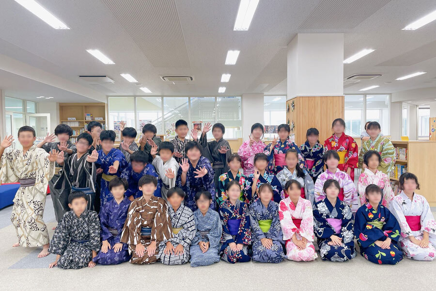 ゆかた着装体験実習後の記念撮影