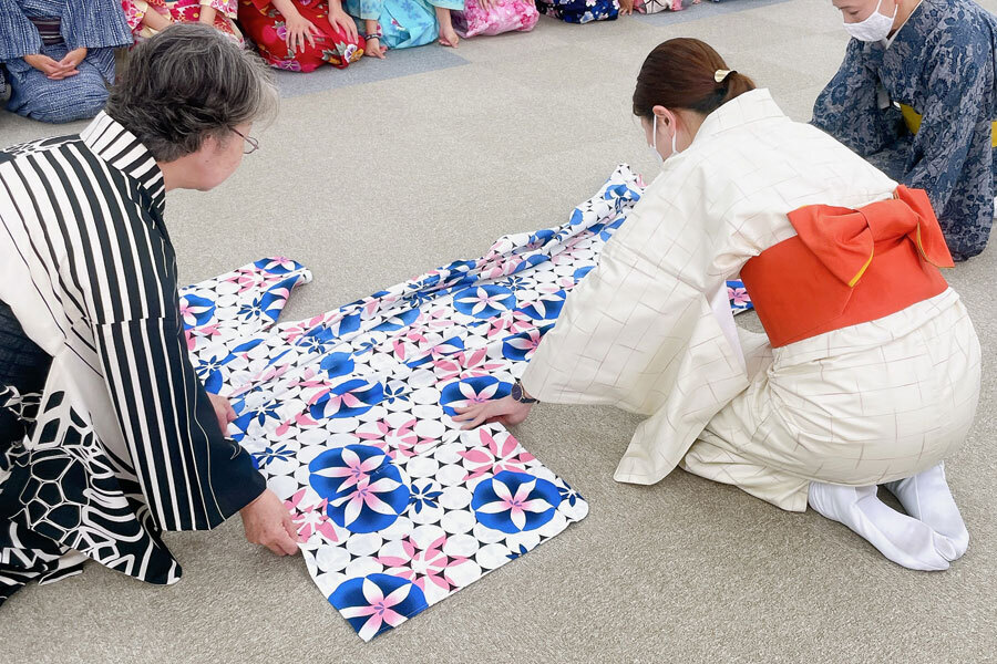 実習後のゆかたの畳み方指導