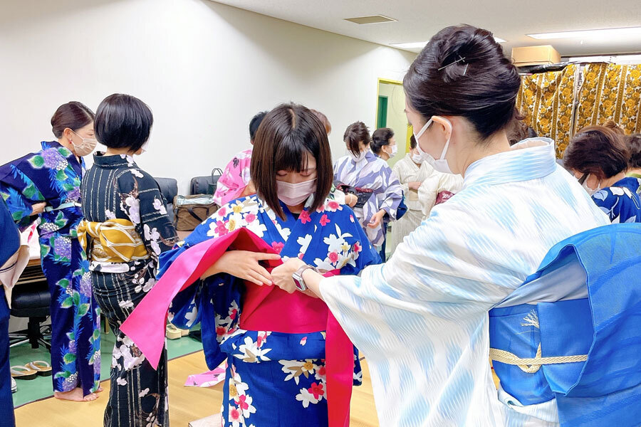 大阪府内の教諭対象ゆかた着付け体験研修会の様子